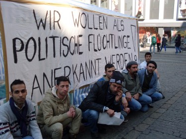 Protest uchodźców w Würzburg (Zdjęcie: Blog of Striking Iranian Refugees Würzburg, gustreik.blogsport.eu, CC BY-NC-SA)