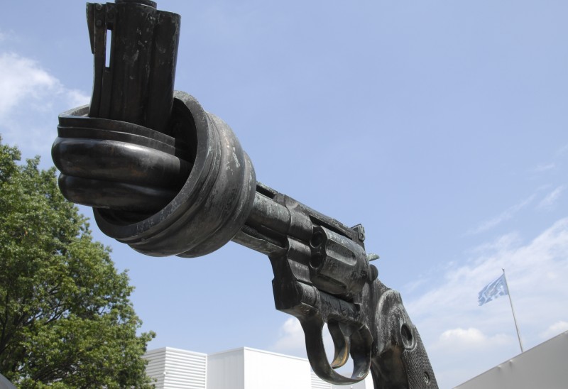 Die Bronzeskulptur "Non-Violence" vor dem  Hauptquartier der Vereinten Nationen in New York, USA. Foto von Anne Hemeda, 19. Juni 2010.