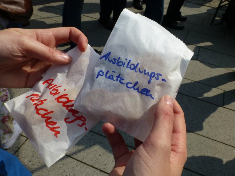Die Arbeitsgemeinschaft der Jungsozialistinnen und Jungsozialisten in der Sozialdemokratische Partei Deutschlands (Jusos) verteilen "Ausbildungsplätzchen" bei der Maikundgebung in Essen, Foto von Anne Hemeda am 1. Mai 2014.