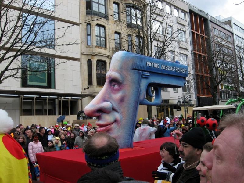 Putinova svoboda tisku, vůz na düsseldorfském karnevalu na Růžové pondělí v roce 2009. Autorkou fotografie je uživatelka Twitteru Paola Farrera. V rámci licence CC BY-NC-ND 2.0.