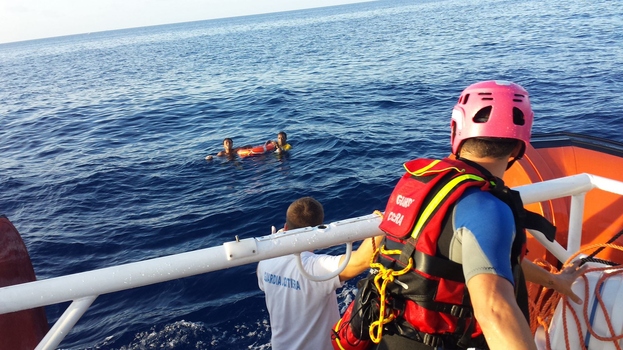 Die italienische Küstenwache rettet zwei der 156 Überlebenden der Tragödie vom 3.Oktober vor der Insel Lampedusa.